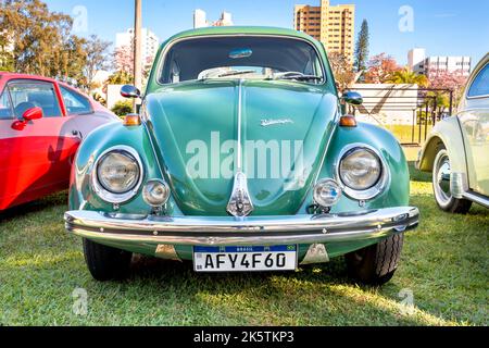 Véhicule Volkswagen Fusca (scarabée) 1972 exposé au salon des voitures d'époque. Banque D'Images