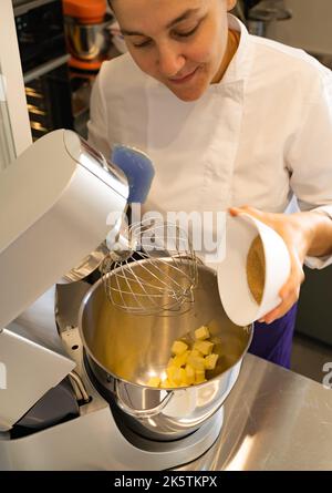 Vue en hauteur d'un jeune chef pâtissier faisant un gâteau dans sa boulangerie Banque D'Images