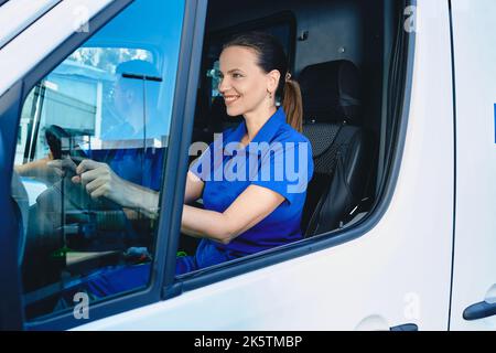 Techniciens médicaux d'urgence. Équipe d'ambulanciers paramédicaux se préparant à partir pour un appel d'urgence en ambulance tout en étant assis à l'intérieur du transport Banque D'Images