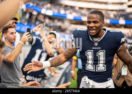 Dallas Cowboys linebacker Micah Parsons (11) fête avec des fans après un match de la NFL contre les Rams de Los Angeles, dimanche, 9 octobre 2022, au Sta SOFI Banque D'Images