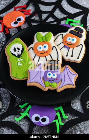 Joyeux Halloween avec des personnages drôles sur des biscuits de pain d'épice; chauve-souris, fantôme et araignées. Trick or Treat. Concept traditionnel, fête et vacances Banque D'Images