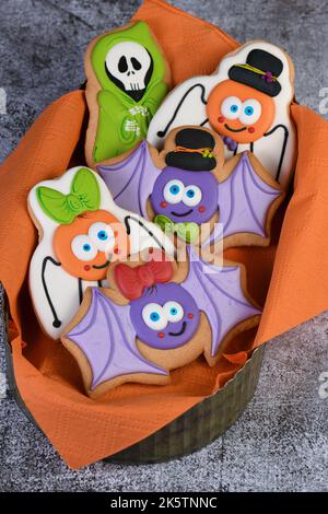 Joyeux Halloween avec des personnages drôles sur des biscuits de pain d'épice; chauve-souris, fantôme et araignées. Trick or Treat. Concept traditionnel, fête et vacances Banque D'Images