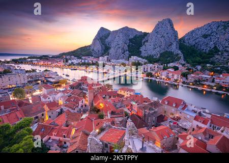 Omis, Croatie. Image de paysage urbain de la belle ville côtière d'omis, Dalmatie, Croatie au coucher du soleil d'été. Banque D'Images