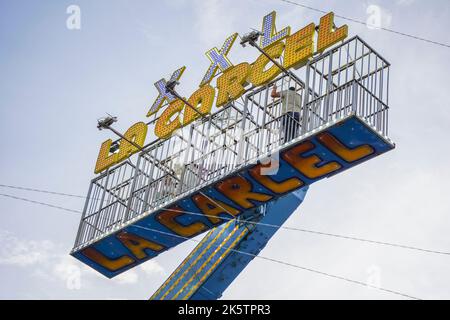 Homme dans la cage à la foire annuelle d'amusement sur la foire annuelle. funfair. fuengirola, Andalousie, Espagne. Banque D'Images