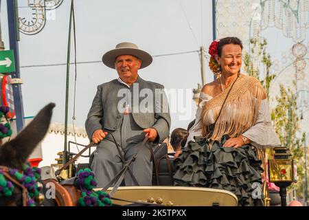 Couple espagnol en tenue traditionnelle en calèche, pendant la Feria annuelle. Fuengirola, Andalousie, Costa del sol, Espagne. Banque D'Images