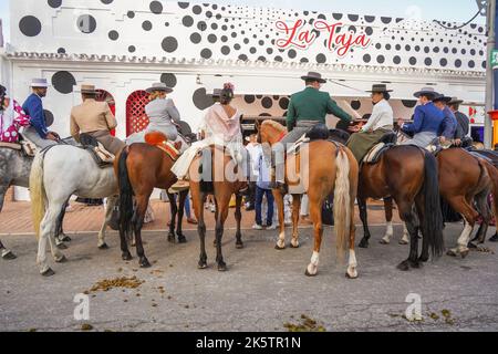 Cavaliers espagnols dans un bar, avec une jeune femme à l'arrière, pendant la foire annuelle, Feria. Fuengirola, Andalousie. Banque D'Images