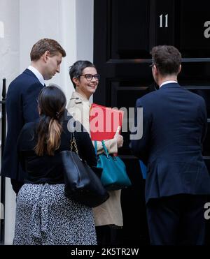 Londres, Royaume-Uni. 8th octobre 2022. Chloe Smith, secrétaire d'État au travail et aux pensions, à Downing Street pour une réunion au bureau de ChancellorÕs au numéro 11. Crédit : Karl Black/Alay Live News Banque D'Images