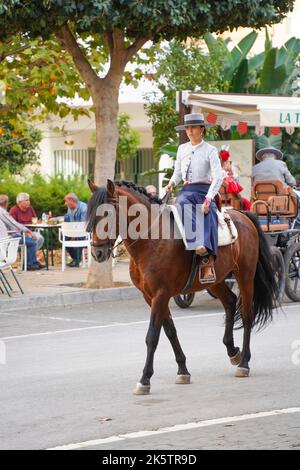 Femme espagnole vêtue de costume traditionnel, équitation pendant Feria, de Fuengirola, Andalousie, Espagne. Banque D'Images