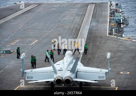 San Diego, États-Unis. 03 octobre 2022. Un avion de chasse à la truelle EA-18G de la marine américaine, attaché aux cougars de l'escadron d'attaque électronique 134, se prépare à lancer à partir du pont de vol à bord du porte-avions USS Nimitz-Class, porte-avions USS Nimitz, en cours dans l'océan Pacifique, à 3 octobre 2022, au large de San Diego, en Californie. Banque D'Images