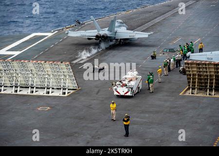 San Diego, États-Unis. 03 octobre 2022. Un avion de chasse à la truelle EA-18G de la marine américaine, attaché aux cougars de l'escadron d'attaque électronique 134, est lancé à partir du pont de vol à bord du porte-avions de la classe Nimitz USS Nimitz, en cours dans l'océan Pacifique, à 3 octobre 2022, au large de San Diego, en Californie. Banque D'Images