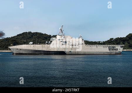 Yokosuka, Japon. 26 septembre 2022. Le navire de combat littoral USS Oakland, variante indépendance de la marine américaine, arrive pour une visite portuaire aux activités de la flotte de Yokosuka, 26 septembre 2022, à Yokosuka, au Japon. Banque D'Images