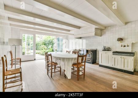 Intérieur contemporain d'une cuisine spacieuse avec parquet et armoires lumineuses Banque D'Images