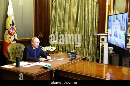 Saint-Pétersbourg, Russie. 10th octobre 2022. Le président russe Vladimir Poutine préside une vidéoconférence avec les chefs élus des régions russes, 10 octobre 2022, à Saint-Pétersbourg, en Russie. Credit: Gavriil Grigorov/Kremlin Pool/Alamy Live News Banque D'Images