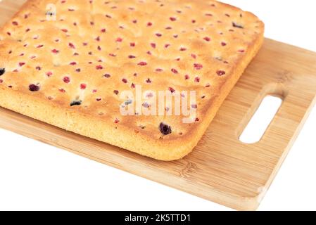 Tarte aux baies sur un panneau en bois sur fond blanc. Gros plan. Banque D'Images