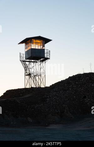 Tour de guet pour la surveillance des incendies en silhouette au sommet d'une colline surplombant la campagne au lever du soleil dans l'Alentejo Portugal Banque D'Images