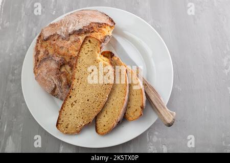 Le pain de maïs est un pain contenant de la farine de maïs. Brode de pain de maïs portugais. Banque D'Images