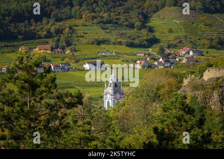 Clocher de l'église de Duernstein dans le der Wachau (Autriche), jour ensoleillé en automne Banque D'Images