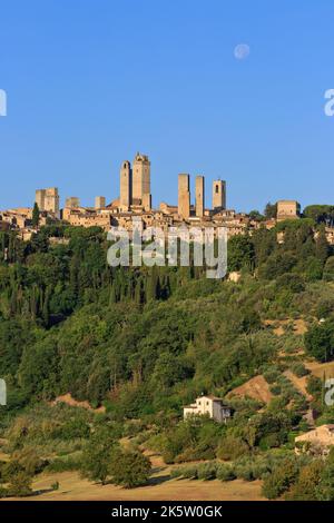 La ville médiévale fortifiée de San Gimignano (province de Sienne) en Toscane, Italie, peu après le lever du soleil Banque D'Images