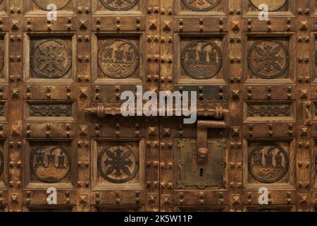 Les armoiries de Saint-Marin sur une porte magnifiquement sculptée à l'hôtel de ville (Palazzo Pubblico) à Saint-Marin Banque D'Images