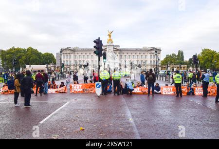 Londres, Royaume-Uni. 10th octobre 2022. Les activistes Just Stop Oil se collent à la route et bloquent le Mall près de Buckingham Palace, alors que le groupe d'action sur le climat poursuit ses manifestations quotidiennes exigeant que le gouvernement britannique cesse d'émettre de nouvelles licences de pétrole et de gaz. Credit: Vuk Valcic/Alamy Live News Banque D'Images