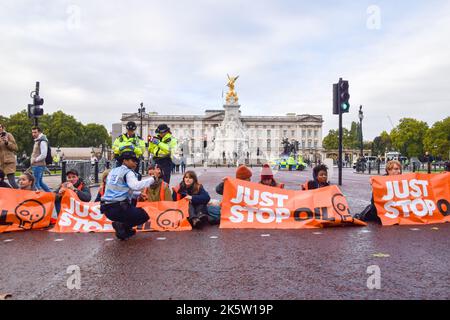 Londres, Royaume-Uni. 10th octobre 2022. Les activistes Just Stop Oil se collent à la route et bloquent le Mall près de Buckingham Palace, alors que le groupe d'action sur le climat poursuit ses manifestations quotidiennes exigeant que le gouvernement britannique cesse d'émettre de nouvelles licences de pétrole et de gaz. Credit: Vuk Valcic/Alamy Live News Banque D'Images