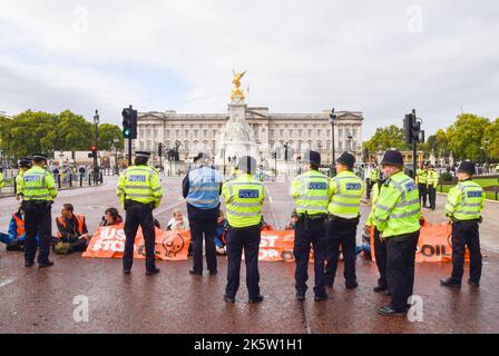 Londres, Royaume-Uni. 10th octobre 2022. Les activistes Just Stop Oil se collent à la route et bloquent le Mall près de Buckingham Palace, alors que le groupe d'action sur le climat poursuit ses manifestations quotidiennes exigeant que le gouvernement britannique cesse d'émettre de nouvelles licences de pétrole et de gaz. Credit: Vuk Valcic/Alamy Live News Banque D'Images