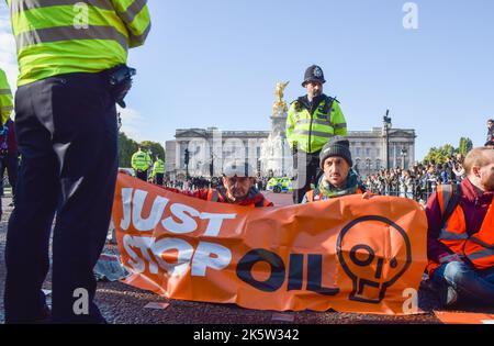 Londres, Royaume-Uni. 10th octobre 2022. Les activistes Just Stop Oil se collent à la route et bloquent le Mall près de Buckingham Palace, alors que le groupe d'action sur le climat poursuit ses manifestations quotidiennes exigeant que le gouvernement britannique cesse d'émettre de nouvelles licences de pétrole et de gaz. Credit: Vuk Valcic/Alamy Live News Banque D'Images