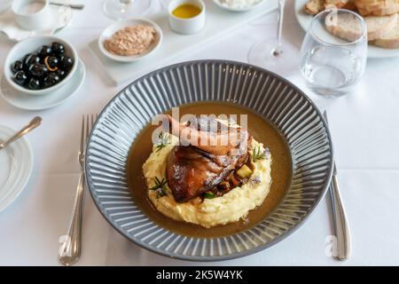 Un gros plan de jarrets d'agneau braisés maison avec purée de pommes de terre Banque D'Images