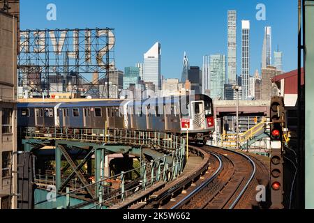 Voies de métro surélevées (Queensboro Statio, ligne 7) à long Island City avec vue sur les gratte-ciels de Upper East Side. Queens, New York Banque D'Images