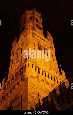 Le Belfort van Brugge illuminé. Clocher dans la vieille ville de Bruges. Banque D'Images