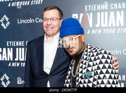 New York, États-Unis. 08th octobre 2022. Henry Timms et Etienne Charles assistent à la soirée d'ouverture au David Geffen Hall. Un musicien sous le bâton de Jaap van Zweden a interprété San Juan Hill : une histoire de New York écrite par Etienne Charles et commandée par l'Orchestre philharmonique de New York. David Geffen Hall était en cours de rénovation et il a été achevé 2 ans plus tôt que prévu et est sous le budget (photo par Lev Radin/Pacific Press) crédit: Pacific Press Media production Corp./Alay Live News Banque D'Images