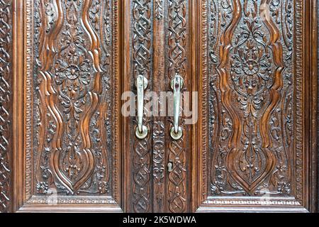 Portes en bois gravées d'une armoire classique ancienne. Concept de textures en bois antique. Photo de haute qualité Banque D'Images