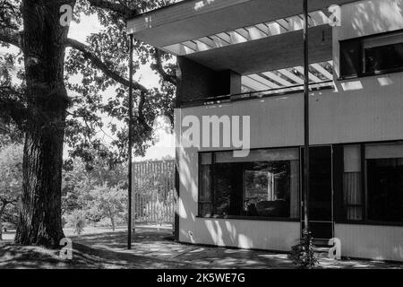La maison de Gropius, à Lincoln, Massachusetts, a été magnifiquement conçue dans le style historique de Bauhaus. L'image a été capturée sur un film analogique noir et blanc. Banque D'Images