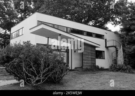 La maison de Gropius, à Lincoln, Massachusetts, a été magnifiquement conçue dans le style historique de Bauhaus. L'image a été capturée sur un film analogique noir et blanc. Banque D'Images