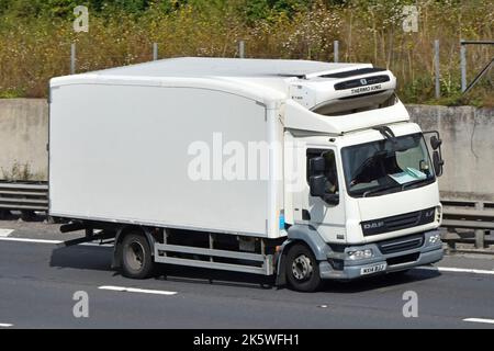 Camion blanc à corps rigide DAF LF fabriqué en Grande-Bretagne par Leyland Trucks, vue avant et latérale et refroidisseur Thermo King monté le long de la route autoroutière britannique Banque D'Images