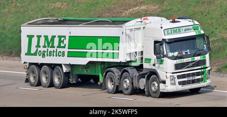 Entreprise de transport Lime Logistics livre des granulats en vrac et des déchets dans des véhicules tels que les camions Volvo et les remorques sur la route autoroutière britannique Banque D'Images