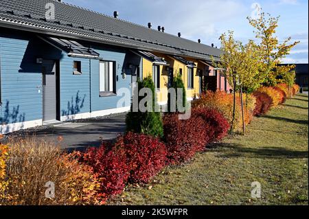 Zone résidentielle de maisons typiques en Finlande en automne Banque D'Images