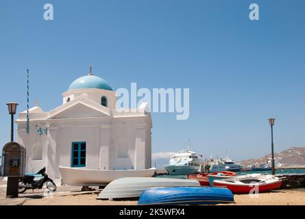 Bateaux de pêche pêchés et église orthodoxe grecque traditionnelle dans le port de Mykonos, Grèce Banque D'Images