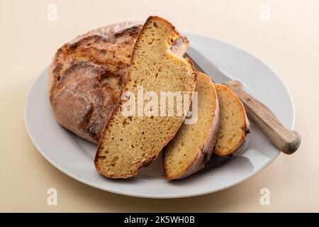 Le pain de maïs est un pain contenant de la farine de maïs. Brode de pain de maïs portugais. Banque D'Images