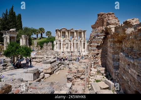 Touristes devant la Bibliothèque de Celsus, site archéologique d'Ephèse, Selcuk, Turquie Banque D'Images