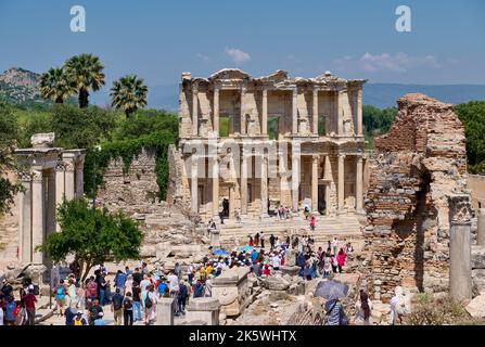 Touristes devant la Bibliothèque de Celsus, site archéologique d'Ephèse, Selcuk, Turquie Banque D'Images