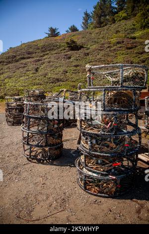 Pièges à crabe sur le rivage empilés et prêts à sortir de pêche au crabe. Banque D'Images