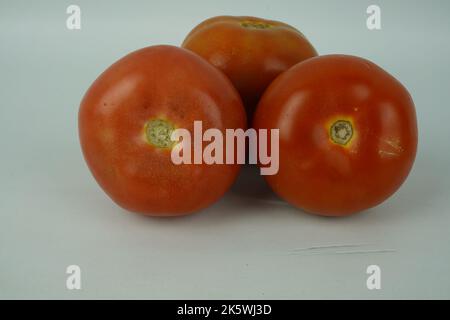 tomate isolée. Tomate sur fond blanc. Tomates vue de dessus, vue latérale Banque D'Images