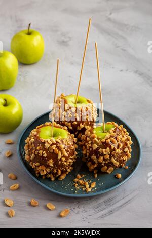 Pommes de friandises maison pour Halloween sur une assiette, vue latérale. Banque D'Images