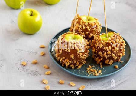 Pommes de friandises maison pour Halloween sur une assiette, vue latérale. Banque D'Images