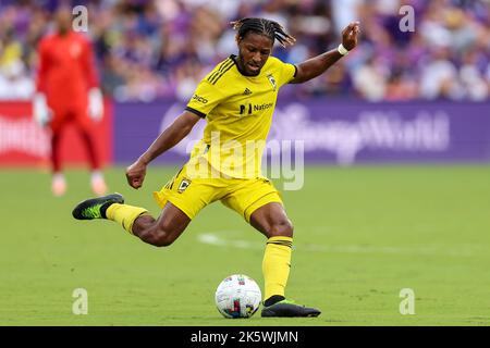 9 octobre 2022: Le défenseur de l'équipage de Colomb STEVEN MOREIRA (31) passe lors du match de football de la ville d'Orlando contre l'équipage de Colomb au stade d'Exploria à Orlando, FL sur 9 octobre 2022. (Image de crédit : © Cory Knowlton/ZUMA Press Wire) Banque D'Images