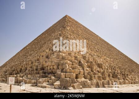 la grande pyramide de gizeh 0n le plateau de gizeh sur la rive ouest du nil en égypte Banque D'Images