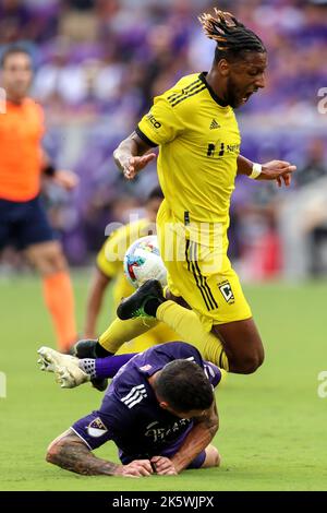 9 octobre 2022: Le défenseur de la ville d'Orlando, KYLE SMITH (24), fait un bloc coulissant contre le défenseur de l'équipage DE Columbus, STEVEN MOREIRA (31) pendant le match de football de la ville d'Orlando contre l'équipage de Columbus au stade d'Exploria à Orlando, FL sur 9 octobre 2022. (Image de crédit : © Cory Knowlton/ZUMA Press Wire) Banque D'Images