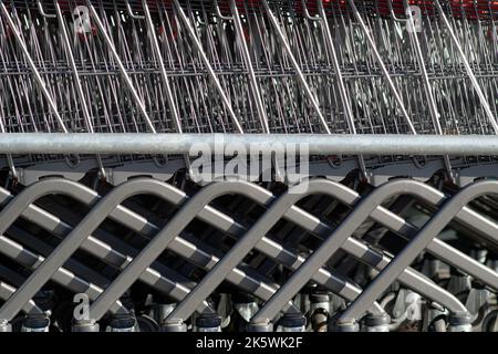 Détail, structure, arrière-plan: Shopping dans un supermarché: Chariots de magasinage poussés ensemble Banque D'Images