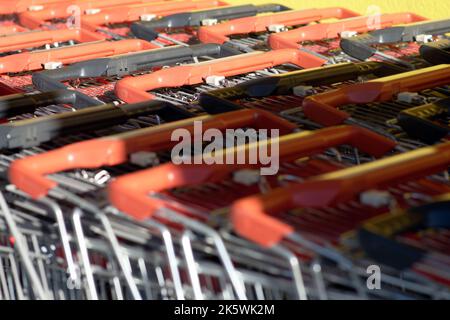 Image symbolique: Shopping dans un supermarché: Les chariots poussés ensemble Banque D'Images